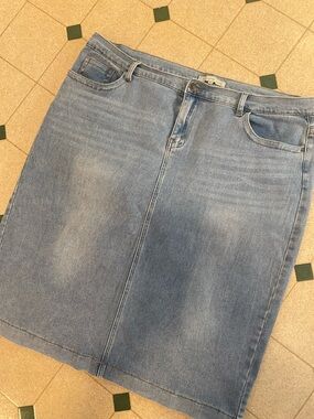 Main Street Exchange SZ 20 Light Denim Skirt